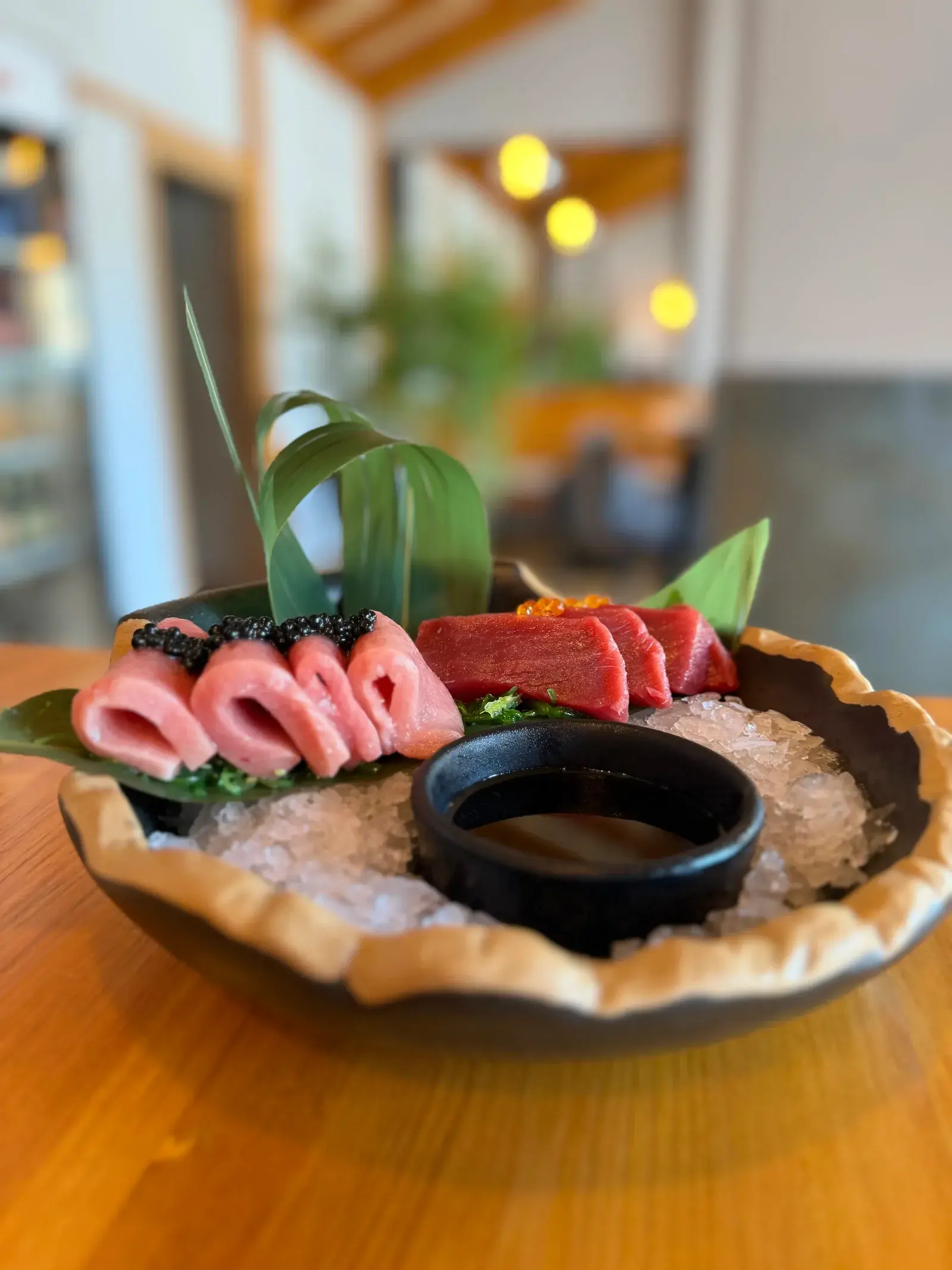 Plato de sashimi con cortes de pescado fresco