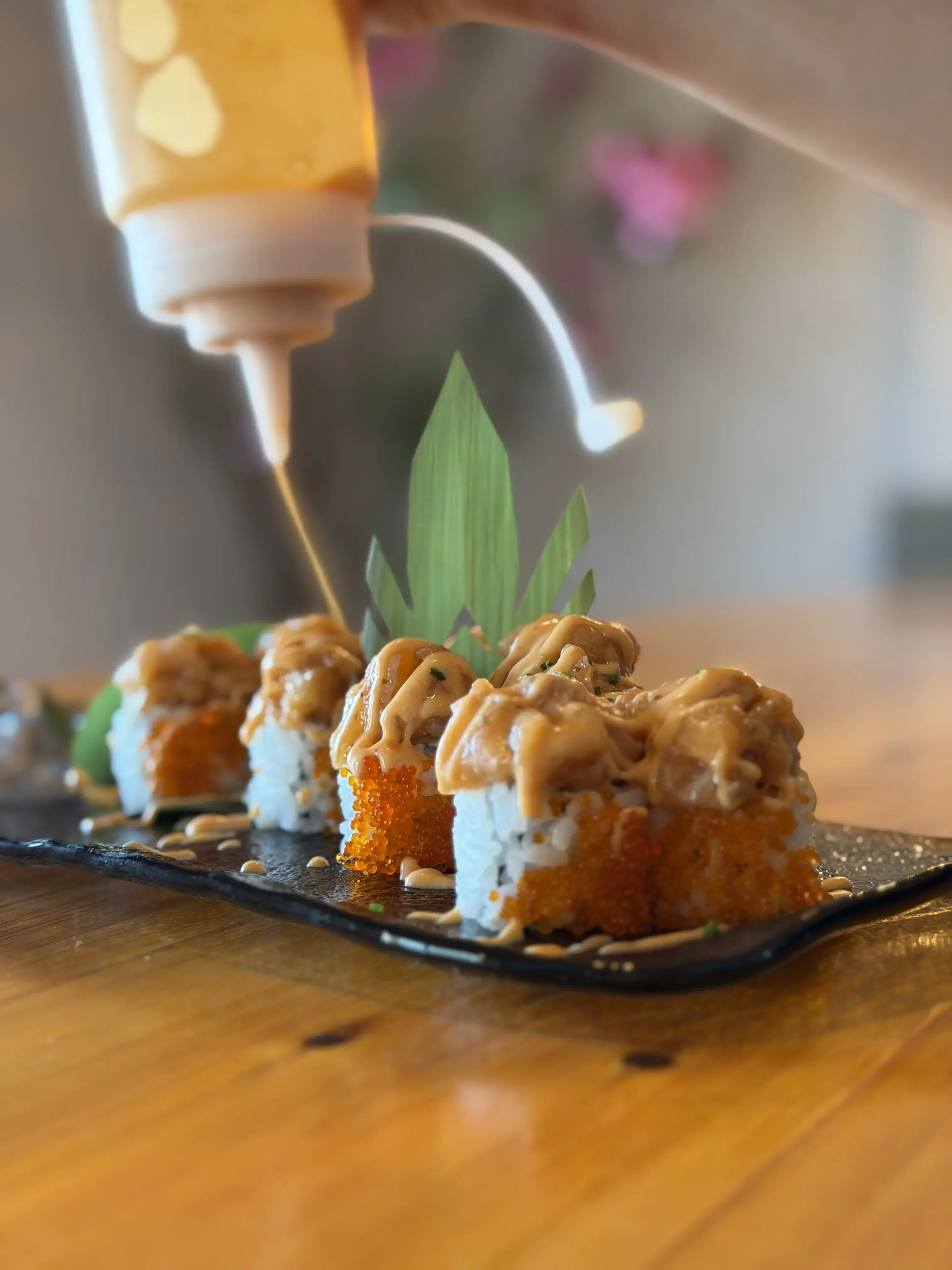Uramaki con salsa servido en Kailua